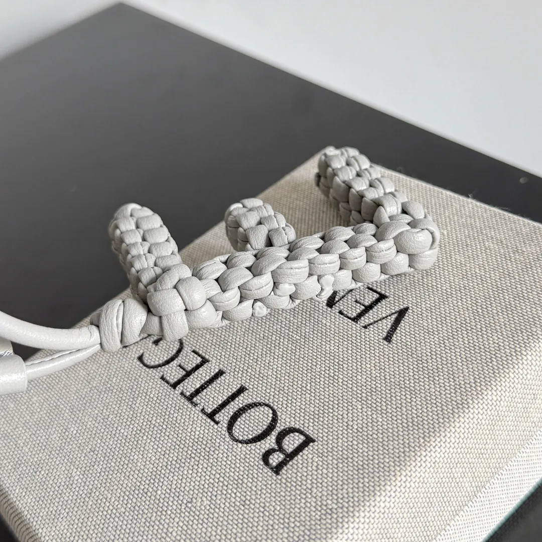 Batch 420 Let’s see what new cute little thing BV has released~ It’s this letter pendant, which is different from the puppy pendant. The weaving of this letter is more three-dimensional, and the material is very solid, and it is not easy to deform even if it is folded. Style number: E